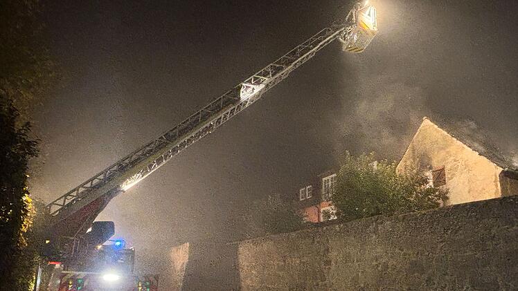 Brand in dichtbebauter Altstadt stellt Feuerwehr vor Herausforderung