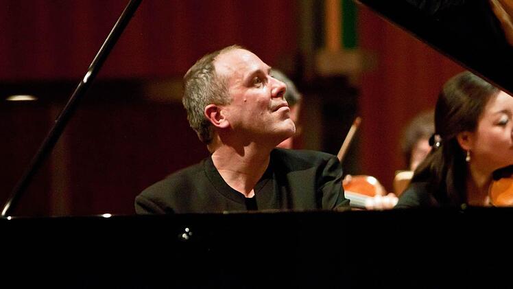 Ein Wiederhören mit dem Pianisten Alexander Lonquich gibt es sm 22. Juni 2014 im Coburger Kongresshaus. Dann gastiert der Künstler gemeinsam mit der Geigerin Carolin Widmann.