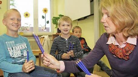 Michaela Wilm hat schon mehr als 1000 Bleistifte für die Aktion des Erzbischofs verkauft. Ihre Schulkinder informiert sie regelmäßig über das Schulprojekt. Foto: Sonja Adam