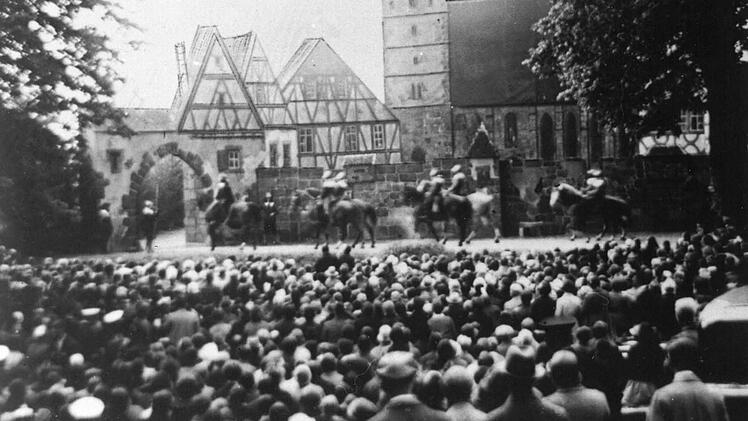 "Die Schweden vor Kronach" wurde 1932 aufgeführt. Die Kulissen waren bis zu 16 Meter hoch. 10 000 Besucher waren gekommen, darunter auch Kronprinz Rupprecht von Bayern.