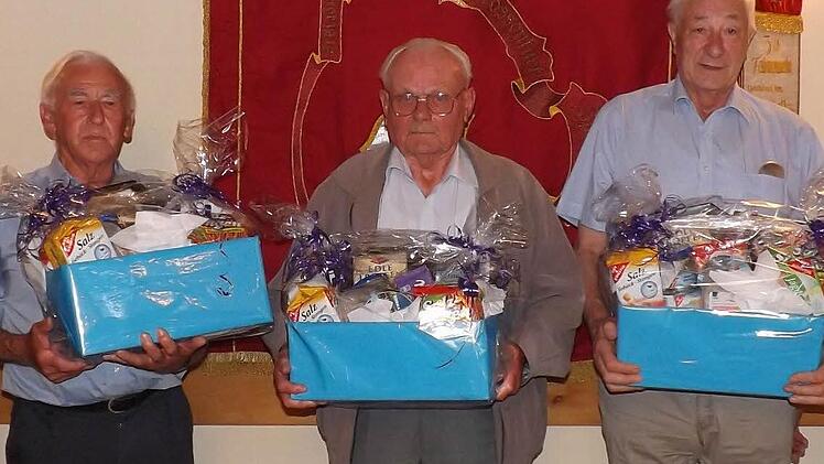 Gründungs- und Ehrenmitglieder sind (von links) Eduard Bühl, Oskar Bühl, Heinrich Baumann.