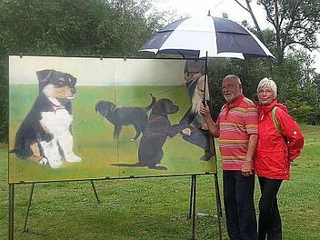 Besucher an einem Bild in der Ausstellung Dogart  Foto: Detlef Draga