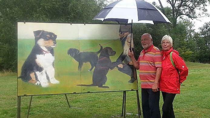 Besucher an einem Bild in der Ausstellung Dogart  Foto: Detlef Draga