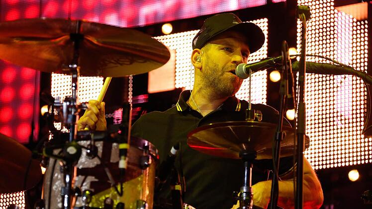 Sportfreunde Stiller feiern mit 9500 Fans auf dem Coburger Schlossplatz. Foto: Matthias Hoch