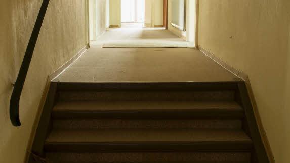 Abgewetzte Teppiche, heruntergekommene Zimmer: Das ehemalige Hotel "Post" in der Ludwigstraße steht seit vielen Jahren leer. Foto: Jürgen Hüfner