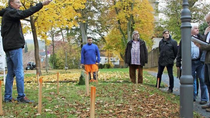 Die vorhanden Info-Tafel wird zur Einfahrt zum Wohnmobilplatz versetzt.