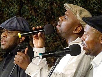 Beeindruckenden afrikanischen Folkloregesang zu klassischer Musik bot das "MoZuluArt"-Projekt bei der zweiten Kronach Open-Air-Veranstaltung des Sommers auf der Festung Rosenberg.  Foto: Norbert Neugebauer