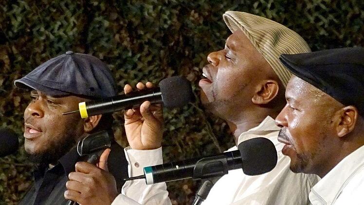 Beeindruckenden afrikanischen Folkloregesang zu klassischer Musik bot das "MoZuluArt"-Projekt bei der zweiten Kronach Open-Air-Veranstaltung des Sommers auf der Festung Rosenberg.  Foto: Norbert Neugebauer