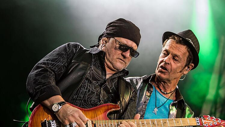 Impressionen vom Tambacher Sommer: Rund 1500 begeisterte Fans im ausverkauften Tambacher Schloss erlebten den Auftritt der Ersten Allgemeinen Verunsicherung. Foto: Jochen Berger