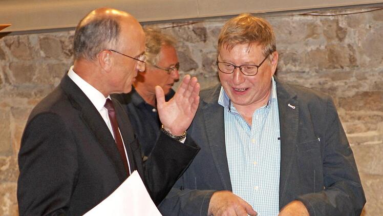 Landrat Wilhelm Schneider im Gespräch mit dem Kreisvorsitzenden des Hotel- und Gaststättenverbands, Michael Bayer aus Theinheim (rechts)