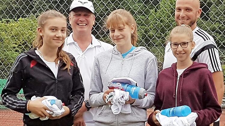 Siegerehrung bei der Nachwuchsmeisterschaft des TC Rauhenebrach: Bei den Mädchen gewann Alia Karbacher (Mitte) vor Sophia Stahl (rechts) und Hannah Funke; hinten im Bild Vorsitzender Michael Tuchart (links) und Sportwart Steffen Behringer. Foto: Andreas Krämer
