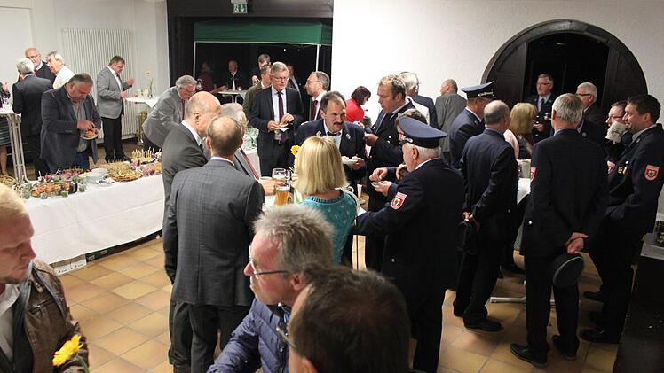 Nach dem Festakt gab es ein Buffet für die geladenen Gäste in der Oertelscheune. Foto: Carmen Schwind