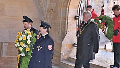 Bürgermeister Jürgen Hennemann legte im Ossarium zum Gedenken an die Opfer der Weltkriege einen Kranz nieder. Foto: Helmut Will
