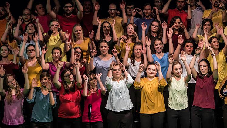 Mitreißendes Jubiläums- und Abschiedskonzert: Unter Leitung seines scheidenden Dirigenten Moritz Metzner begeisterte der Coburger Hochschulchor "Die Klangfänger" im ausverkauften Landestheater.Foto: Jochen Berger