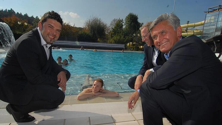2014 begann der neue Betriebsleiter Patrick Geiger (links), hier mit Bürgermeister German Hacker und Geschäftsführer Jürgen Bauer sowie einer Besucherin im Ausschwimmbecken  Foto: Bernhard Panzer (Archiv)