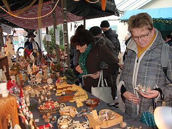 Weihnachtsschmuck war gut nachgefragt beim Blaicher Weihnachtsmarkt im Mönchshof.  Foto: Stephan Stöckel