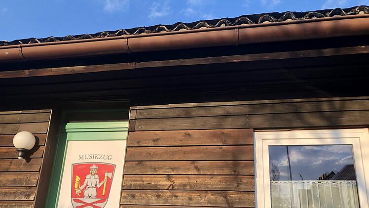 Das Dach des lang gestreckten Gebäudes in der Rothenrainer Straße 10 bis 13 in Wildflecken ist marode. Jugendraum, Obdachlosenwohnung und Proberaum des Wildfleckener Musikzuges sind in dem Gebäude untergebracht, das sich im Eigentum der Marktgemeinde befindet.Sebastian Schmitt