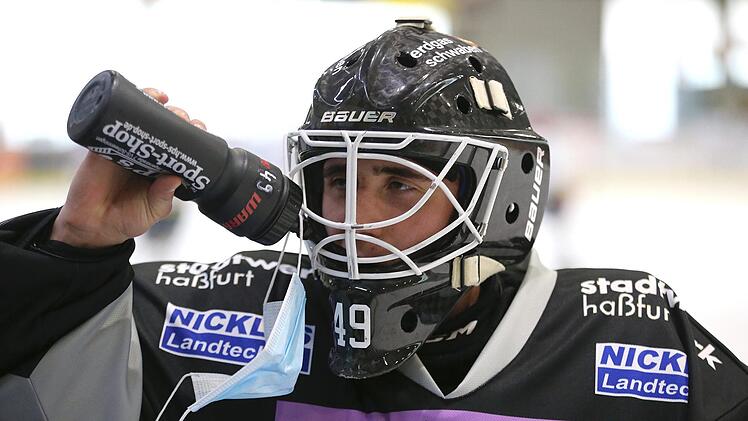 Sieben Mal musste der junge ESC-Torwart Nicolas Hetzel die Scheibe aus dem Gehäuse holen. Er und die restlichen Haßfurter Hawks hatten in der Eishockey-Landesliga  mit 4:7 das Nachsehen  in Dingolfing. Nach zwei Partien stehen die Kreisstädter noch mit null Pluspunkten da.  Ralf Naumann
