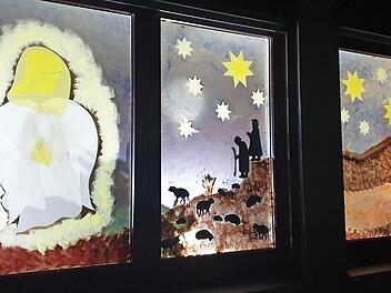 Im Kindergarten sind die Fenster weihnachtlich gestaltet.  Fotos: Heidi Amon