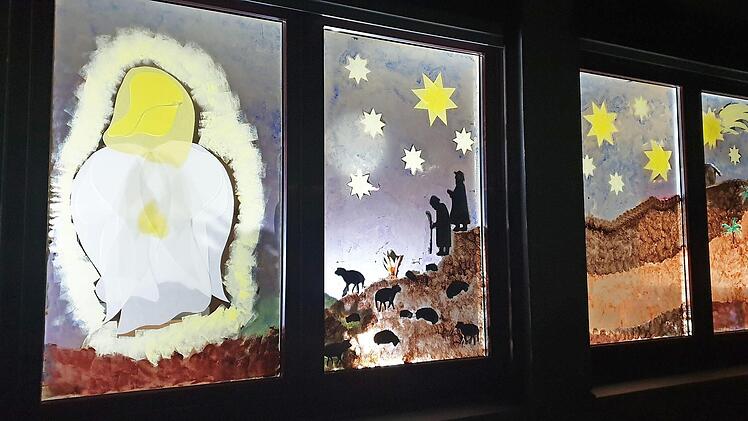 Im Kindergarten sind die Fenster weihnachtlich gestaltet.  Fotos: Heidi Amon