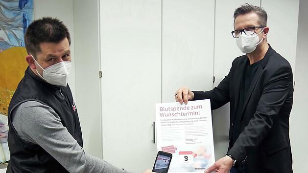 Auch &uuml;ber den QR-Code gelangt man zum Reservierungssystem, wie hier (von links) Ralf Schmidt und Gebietsreferent Matthias Freund demonstrieren.