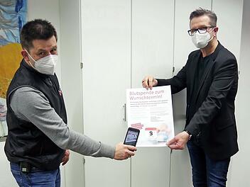 Auch über den QR-Code gelangt man zum Reservierungssystem, wie hier (von links) Ralf Schmidt und Gebietsreferent Matthias Freund demonstrieren.