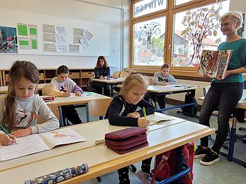 In Thurnau unterrichtet Inna Barbacari die Schüler (von links) Irina, Alisa, Alina, Tania und Dima.