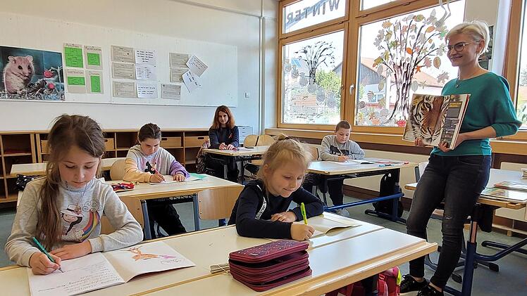In Thurnau unterrichtet Inna Barbacari die Schüler (von links) Irina, Alisa, Alina, Tania und Dima.