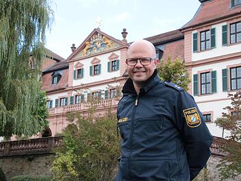 In Hammelburg ist die Polizeiinspektion seit Jahrzehnten im Wahrzeichen der Stadt untergebracht: im Roten Schloss. Für ein halbes Jahr hat nun Sven Hofmann das Sagen in der Dienststelle.