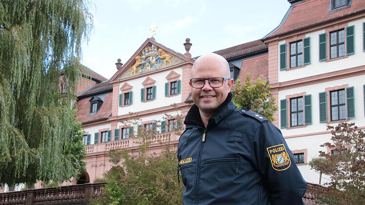 In Hammelburg ist die Polizeiinspektion seit Jahrzehnten im Wahrzeichen der Stadt untergebracht: im Roten Schloss. Für ein halbes Jahr hat nun Sven Hofmann das Sagen in der Dienststelle.