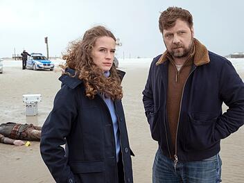 Die Husumer Kommissarin Ria Larsen (Marlene Tanczik) und ihr Partner Michael Brandt (Christoph Letkowski) finden am Husumer Strand einen toten "Wikinger". Woher stammt die Leiche?