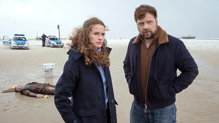 Die Husumer Kommissarin Ria Larsen (Marlene Tanczik) und ihr Partner Michael Brandt (Christoph Letkowski) finden am Husumer Strand einen toten "Wikinger". Woher stammt die Leiche?