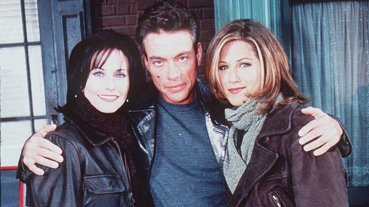 Ende der 90er-Jahre begann sein Stern langsam zu sinken, bei seinem Gastauftritt in "Friends" war er jedoch noch Objekt der Begierde: Van Damme spielte in einer Folge der Sitcom sich selbst - und Monica (Courteney Cox, links) und Rachel (Jennifer Aniston) baggerten um seine Aufmerksamkeit.