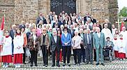 In der Schw&uuml;rbitzer Herz-Jesu-Kirche fand die Jubelkommunion mit Pfarrer Lars Rebhan statt. Vor dem Hauptportal wurde ein Erinnerungsfoto gemacht.
