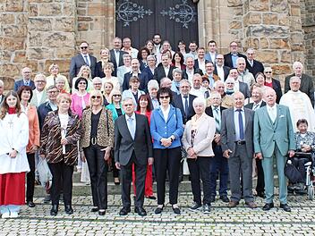 In der Schw&uuml;rbitzer Herz-Jesu-Kirche fand die Jubelkommunion mit Pfarrer Lars Rebhan statt. Vor dem Hauptportal wurde ein Erinnerungsfoto gemacht.