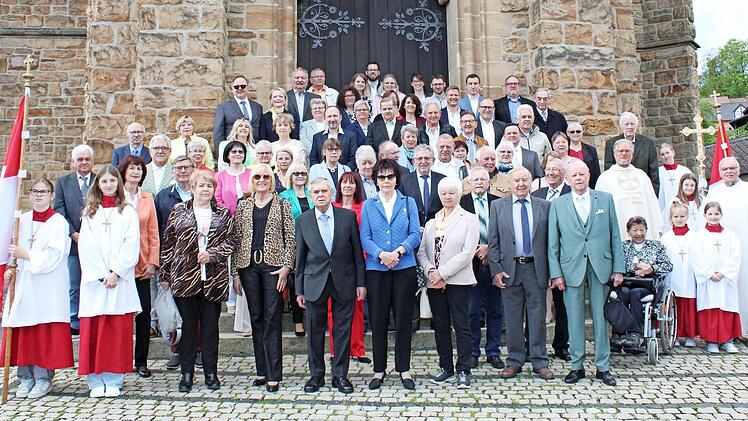 In der Schw&uuml;rbitzer Herz-Jesu-Kirche fand die Jubelkommunion mit Pfarrer Lars Rebhan statt. Vor dem Hauptportal wurde ein Erinnerungsfoto gemacht.