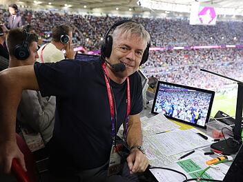 Tom Bartels, hier bei der Katar-WM 2022, kritisiert die Preispolitik der FIFA scharf.