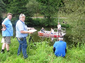 Eine Feuerwehrübung nutzten die Gräfendorfer Bürgermeister Johannes Wagenpfahl (links) und Alfred Frank (im Boot mit Messlatte), um Ingenieur Erich Hutzelmann Daten für den geplanten Radweg zwischen Gräfendorf und Michelau zu liefern. Foto: Wolfgang Schelbert