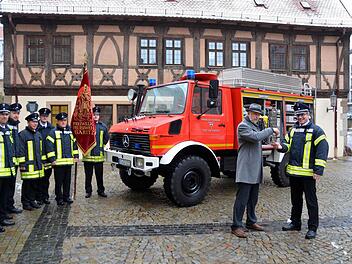 Oberbürgermeister Kay Blankenburg übergibt den Schlüssel für das neue Auto der Garitzer Feuerwehr an Kommandant Ralf Schubert.Foto: Peter Rauch