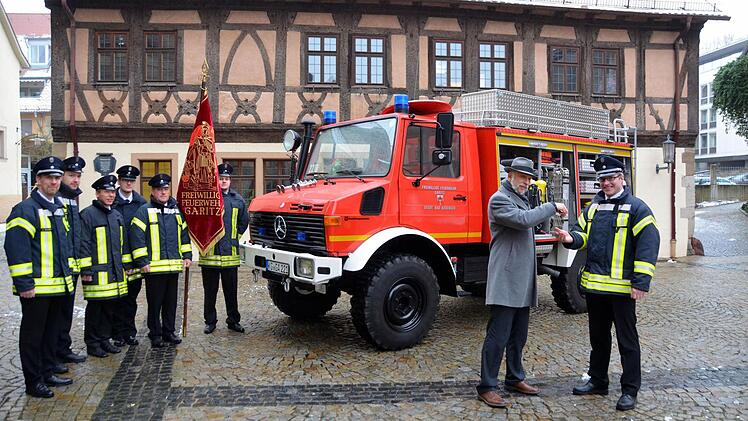 Oberbürgermeister Kay Blankenburg übergibt den Schlüssel für das neue Auto der Garitzer Feuerwehr an Kommandant Ralf Schubert.Foto: Peter Rauch