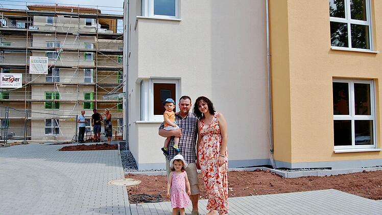 Dieter und Ekaterina Knecht aus Schweinfurt müssen mit Tochter Sofia und Sohn Niko noch warten, bis ihre Wohnung in der zweiten Stadtvilla (links) ab Januar bezugsfertig ist.  Foto: Sigismund von Dobschütz