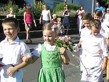In so schicken wie traditionellen Kleidern tanzten die Weilersbacher Kinder den Betzen aus.  Fotos: Heidi Amon