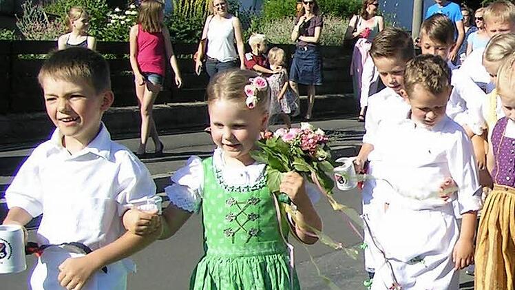 In so schicken wie traditionellen Kleidern tanzten die Weilersbacher Kinder den Betzen aus.  Fotos: Heidi Amon