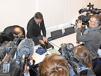 Fotografen und Kameraleute drängen sich vor der Urteilsverkündung um den Angeklagten Heinz W. Foto: Ronald Rinklef