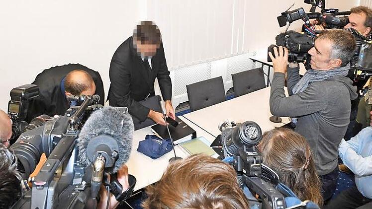 Fotografen und Kameraleute drängen sich vor der Urteilsverkündung um den Angeklagten Heinz W. Foto: Ronald Rinklef