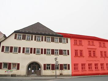 Bei einem Umbau des Schwarzen Rosses könnte der rot markierte Anbau bis auf die Frontmauer wegfallen. Foto: Sonna Adam