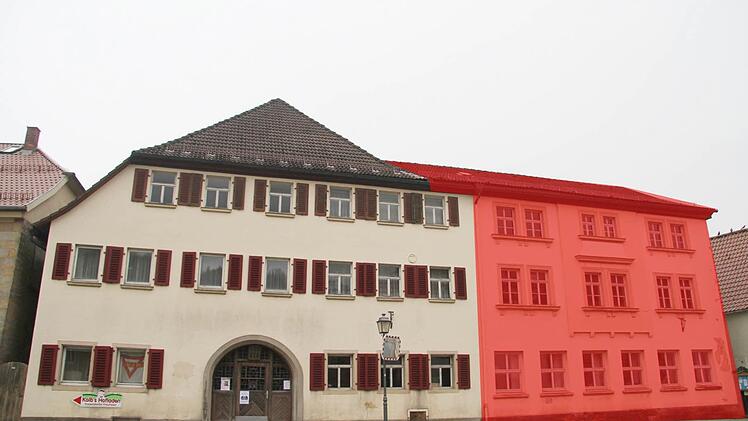 Bei einem Umbau des Schwarzen Rosses könnte der rot markierte Anbau bis auf die Frontmauer wegfallen. Foto: Sonna Adam