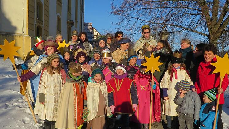 Unter strahlend blauen Himmel, aber bei eisiger Kälte, brachten 19 Sternsinger den Segen in die Häuser des Marktes Rentweinsdorf. Leider waren zwei Gruppen weniger unterwegs als in den Vorjahren. Dennoch konnten alle Häuser besucht werden. Der stattliche Erlös für die Sternsingeraktion betrug 2420 Euro. Foto: Horst Schneider