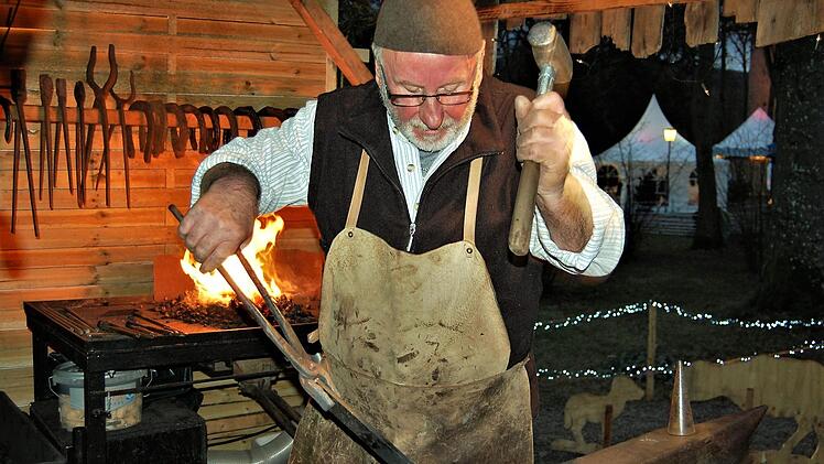 Dorfschmied Georg Oswald aus Wollbach präsentiert vor der Museumsscheune sein feuriges Handwerk. Foto: Sigismund von Dobschütz