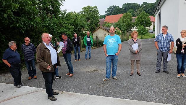 Die Gemeinder&auml;te besichtigten den  Boxenplatz am erweiterten Bauhof. Philipp Bauernschubert